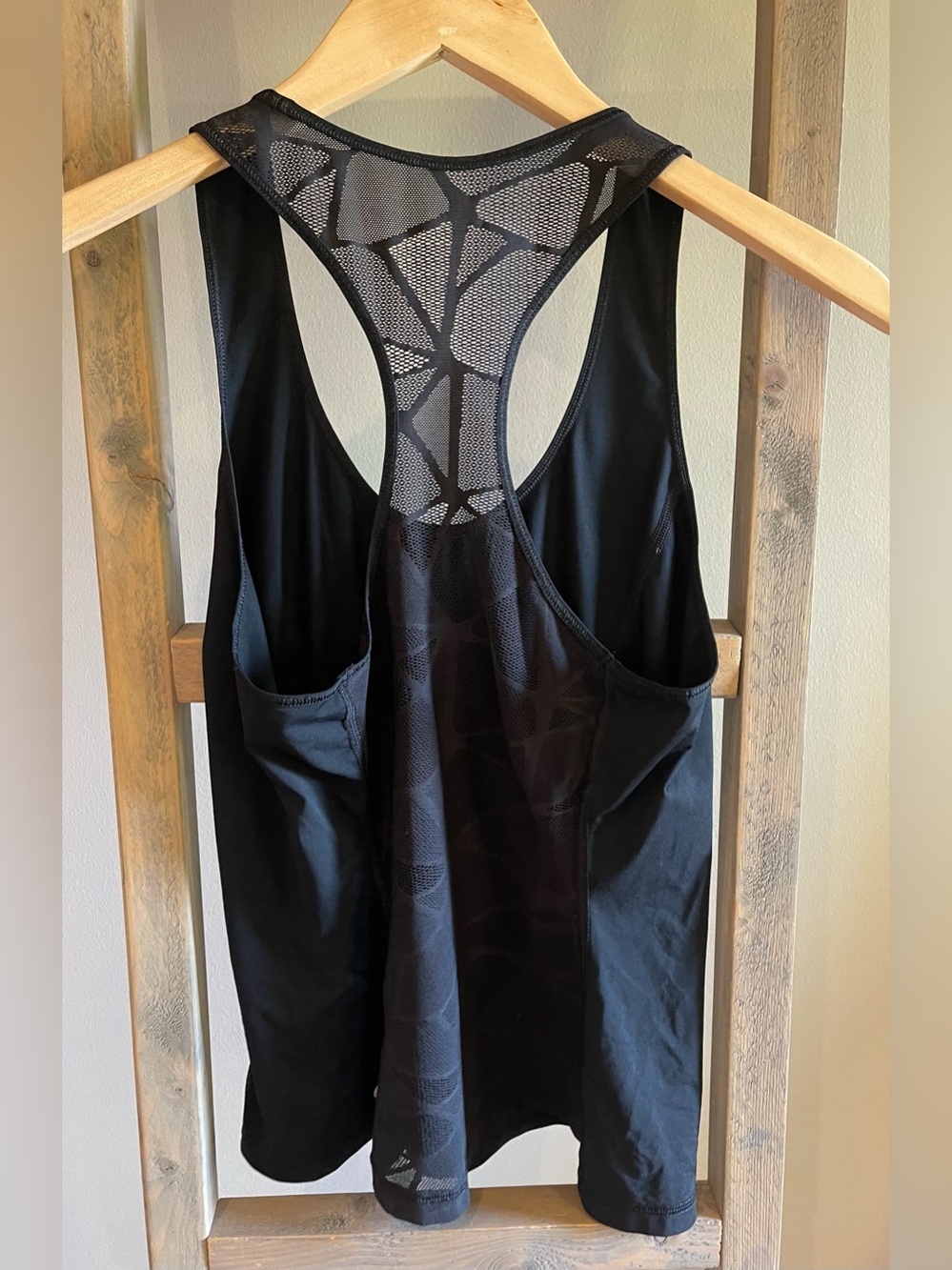 Lululemon goal crusher tank size 6. - Picture 4 of 5